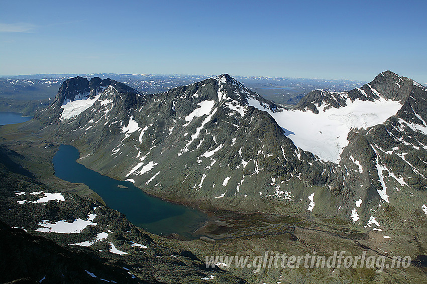 Utsikt fra Vesle Knutsholstinden sør til sørvestover mot tindene på andre siden av Svartdalen. Fra venstre mot høyre: Torfinnstindane (2120 moh), Kvitskardtinden (2193 moh) og Mesmogtinden (2264 moh).