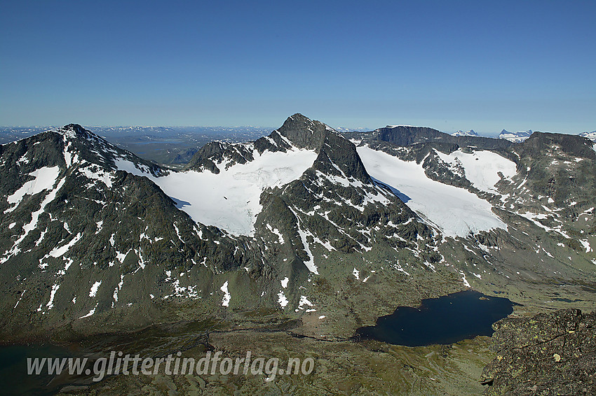 Utsikt fra Vesle Knutsholstinden sørvestover mot tindene på andre siden av Svartdalen. Fra venstre mot høyre: Kvitskardtinden (2193 moh), Mesmogtinden (2264 moh) samt Søre (2065 moh), Midtre (2065 moh) og Store (2174 moh) Svartdalspiggen.