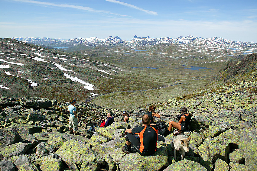 Pause under oppstigningen til Slettmarkkampen med utsikt ned Uksedalen mot Gravafjellet og videre mot tinder som Hjelledalstinden, Falketind og Uranostinden.