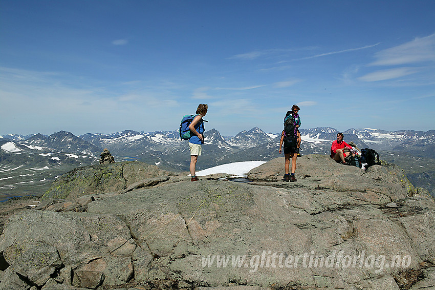 På toppen av Slettmarkkampen (2032 moh) med utsikt nordover, inn i Jotunheimen.