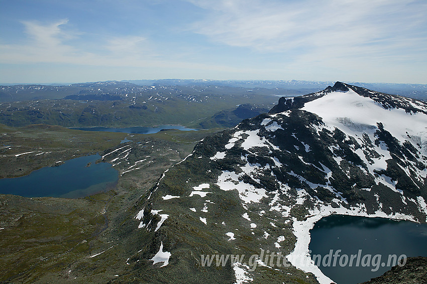 Utsikt fra ryggen like øst for Slettmarkkampen i sørlig retning mot Galdebergtinden (2075 moh). Vannet til høyre er Uksedalstjernet, mens Galdbergtjernet ses til venstre.