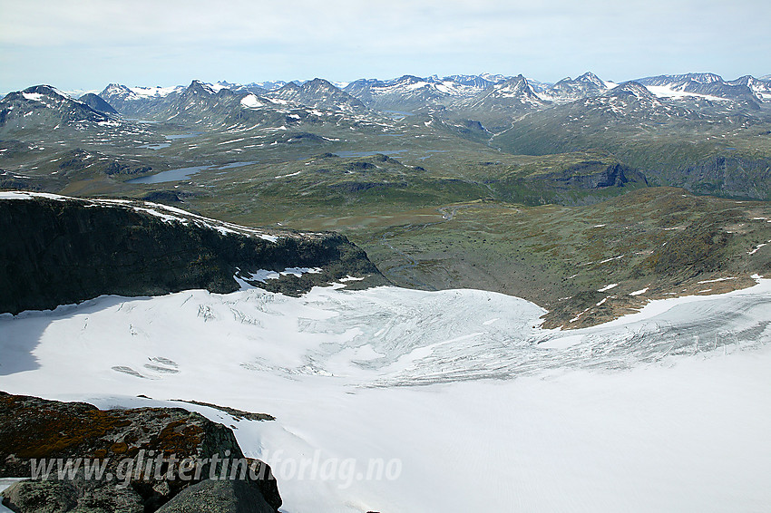 Utsikt fra like vest for Slettmarkpiggen, nordover mot Slettmarkbrean og videre inn i sentrale deler av Jotunheimen.