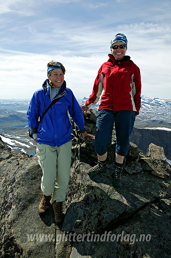 Fornøyde bestigerinner på toppen av Slettmarkpiggen (2164 moh).