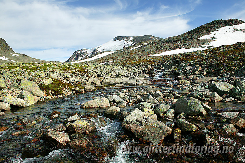 Ved elva (Uksedalsbekken?) i Uksedalen, med Galdebergtinden i bakgrunnen.