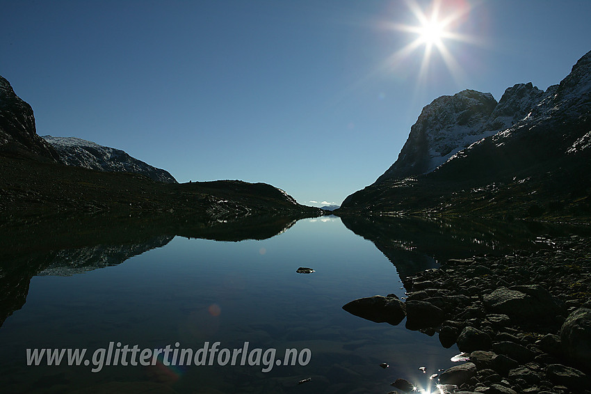 På vestsiden av sørligste Svartdalstjønn med utsikt sørover i retning Torfinnstindane.