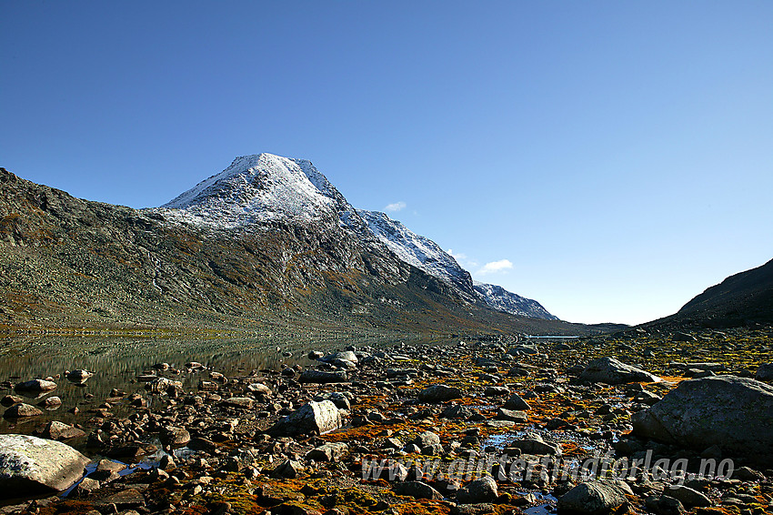 I Svartdalen med utsikt sørøstover i retning Svartdalsbandet og Leirungskampen (2079 moh). Selve toppunktet på sistnevnte ses ikke da det ligger litt tilbaketrukkent bortenfor himmelranda.