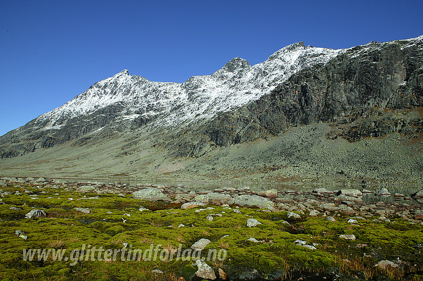 I Svartdalen med utsikt nordover mot (f.v.) Store Knutsholstinden (2341 moh), Vesle Knutsholstinden (2205 moh) og Vestre Leirungstinden (2250 moh).