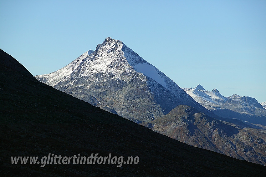 Med telelinse fra Svartdalen nordvestover mot Skarddalseggje (2159 moh).