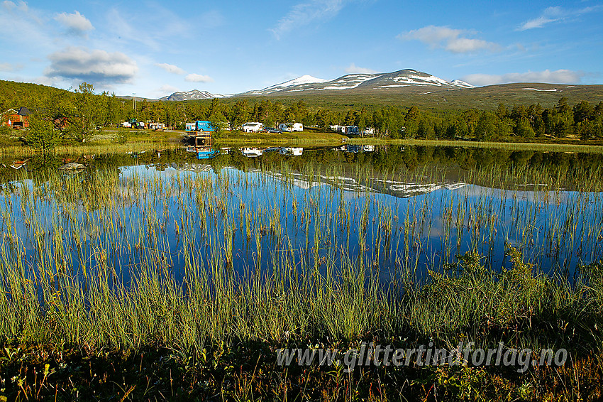 Morgenstemning ved Heimsanden camping. Her ligger et lite tjern som ofte speiler Nautgardstinden (2258 moh) på fine dager. Motivet ligger rett i veikanten på riksvei 51 gjennom Sjodalen.