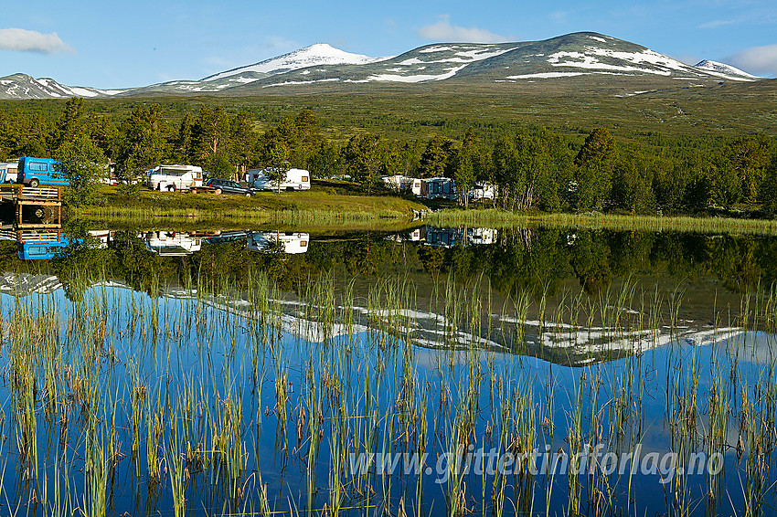 Morgenstemning ved Heimsanden camping. Her ligger et lite tjern som ofte speiler Nautgardstinden (2258 moh) på fine dager. Motivet ligger rett i veikanten på riksvei 51 gjennom Sjodalen.