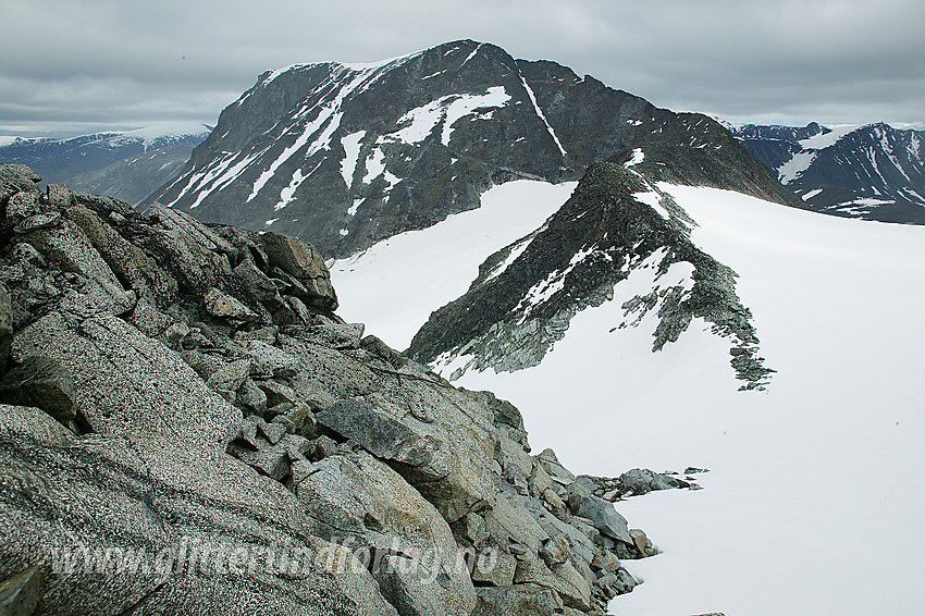 Styggehøe (2213 moh) med vestryggen, sett fra vest. Relativt i forgrunnen ses de to sekundære vesttoppene til Styggehøe.