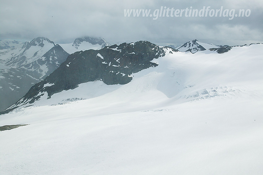 Bukkeholsbrean og Søre Bukkeholstinden (2058 moh) sett fra nordvest. I bakgrunnen ses topper som Semelholstinden, Visbreatinden og Tverrbytthornet.