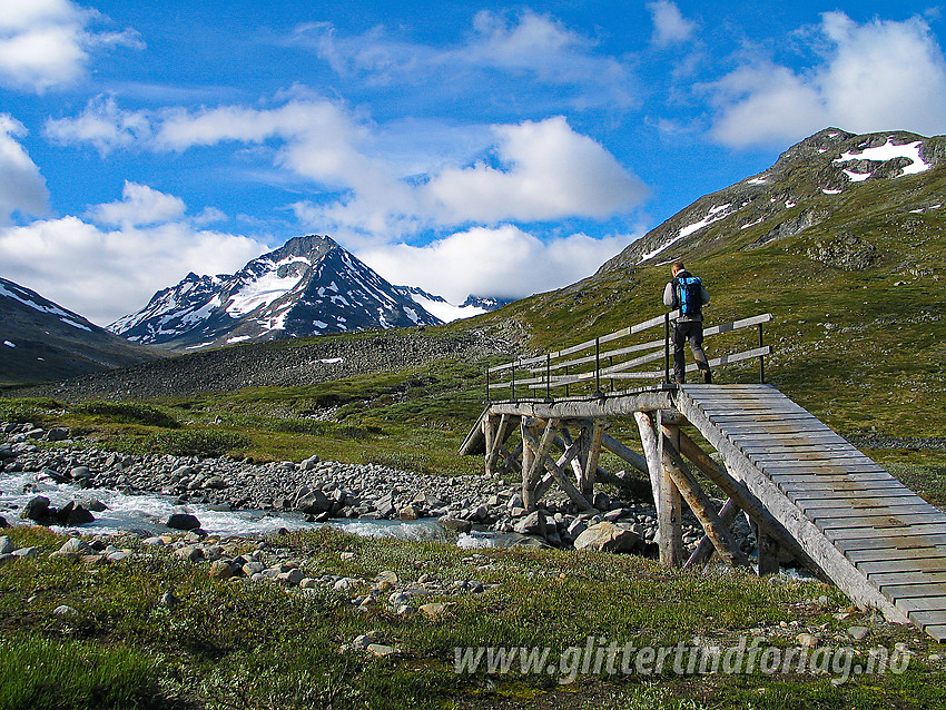 På vei sørover Visdalen en fin sommerdag. Store Urdadalstinden (2116 moh) sentralt i bakgrunnen.