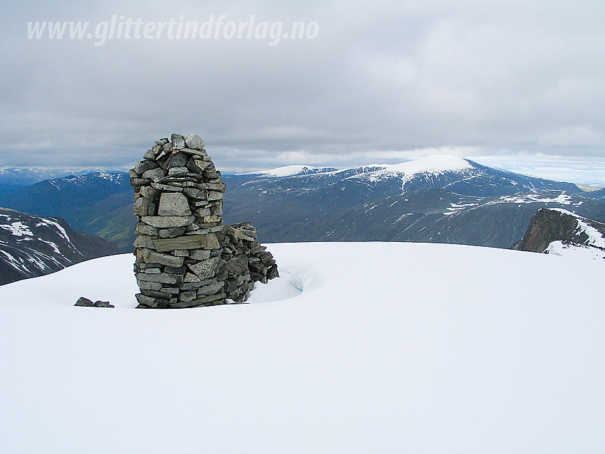 På Styggehøes østtopp (2200 moh). Til høyre i bildet ses "2180-punktet" og i bakgrunnen Glittertinden.