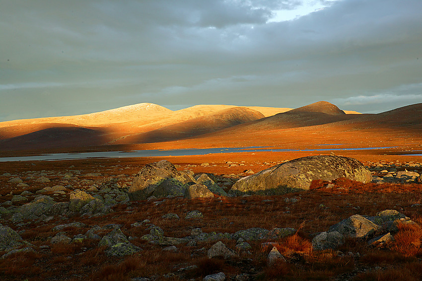 Høstkveld på Valdresflye med utsikt i østlig retning mot Fisketjerni og Gråhøe (1779 moh).