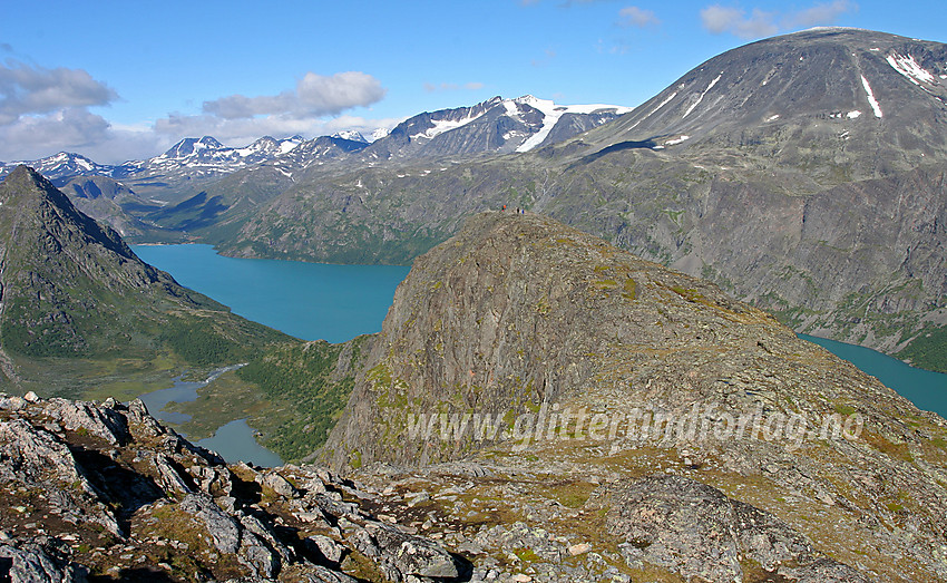 På vei over Knutshøe en flott sommerdag. Toppen er passert. I bakgrunnen ruver Surtningssue (i midten) og Besshøe (til høyre).