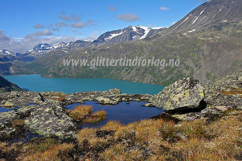 På vei over Knutshøe en flott sommerdag med Jotunheimens tindeteppe i bakgrunnen. 