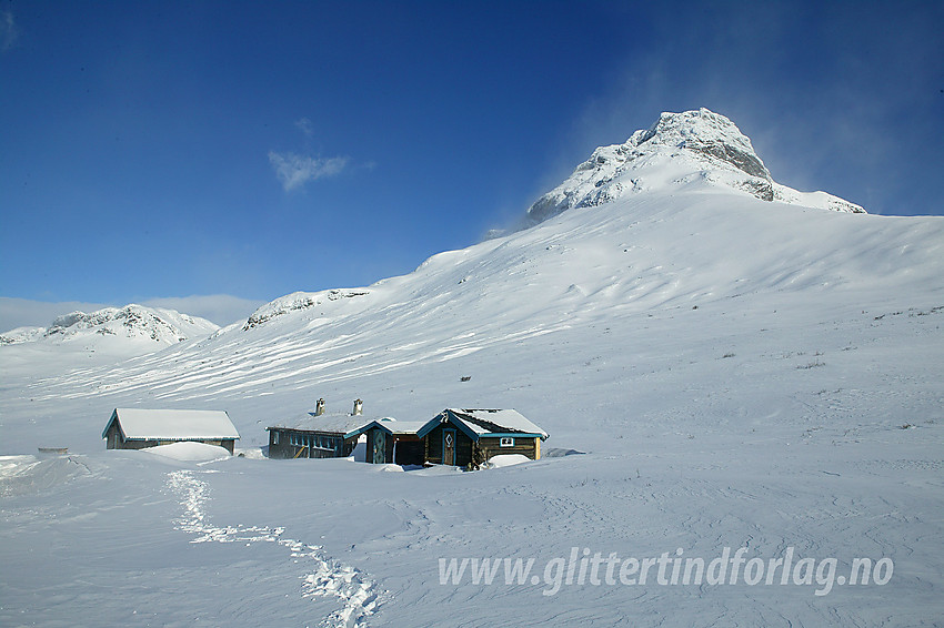 Torfinnsbu med Torfinnstindane (2120 moh) mer enn 1000 meter høyere rett i bakgården.