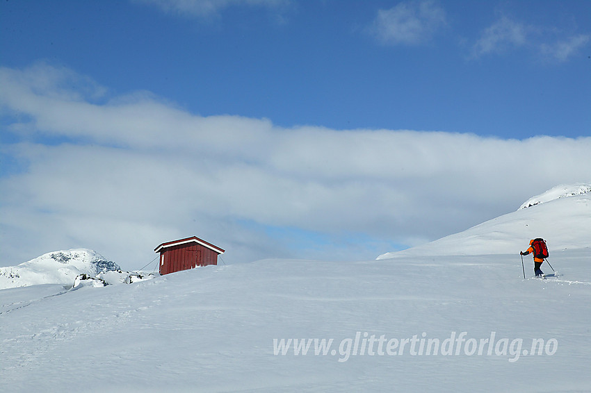 På skitur fra Torfinnsbu mot Gjendebu via Langedalen. Her passeres Nybue ved Bygdins nordbredd.