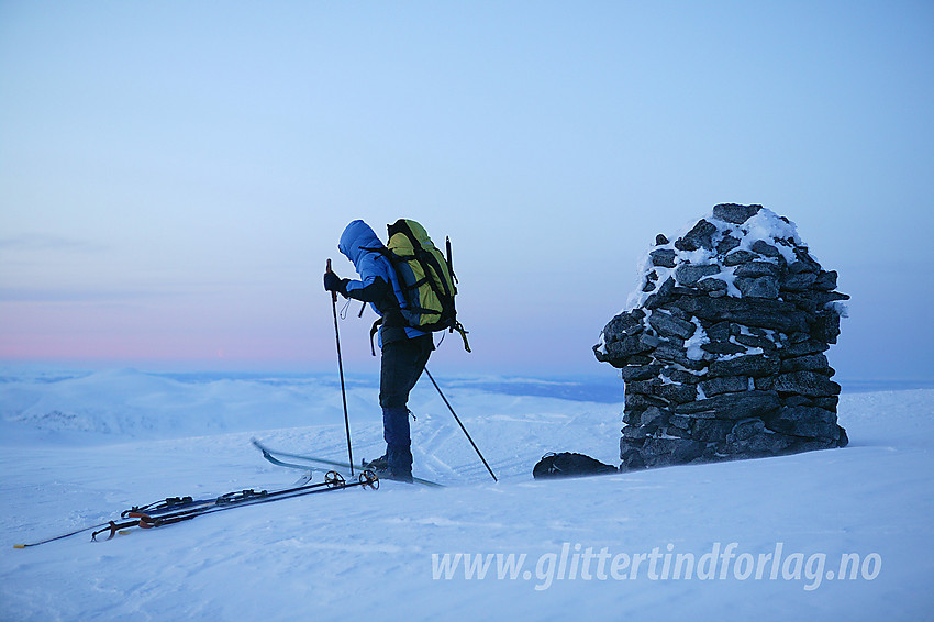 På toppen av Besshøe (2258 moh) en vintermorgen kort tid før soloppgang.