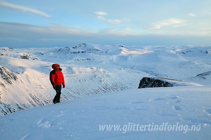 På toppen av Besshøe en vintermorgen. I bakgrunnen ses Glittertinden som høyeste fjell.