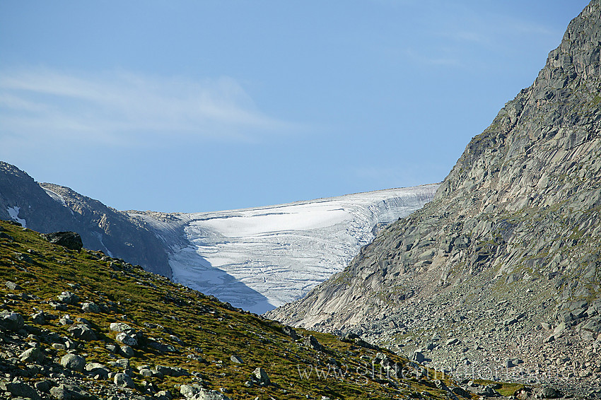 Liten bre oppunder Rasletinden sett fra Leirungsdalen med telelinse.