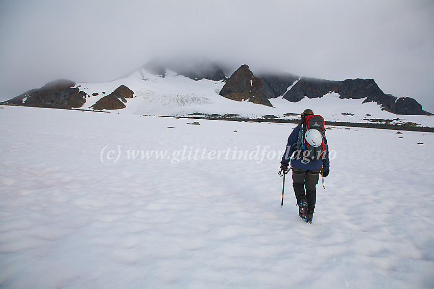 Tidlig sommeremorgen på Veobrean. I bakgrunnen Veobreahesten (2185 moh) foran Leirhøe (2330 moh) som skjuler seg i tåkeskyene.