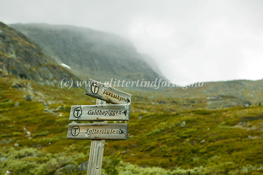 Gammelt skilt ved stidele der gammel rute mot Juvasshytta forlater stien i retning Galdhøpiggen.