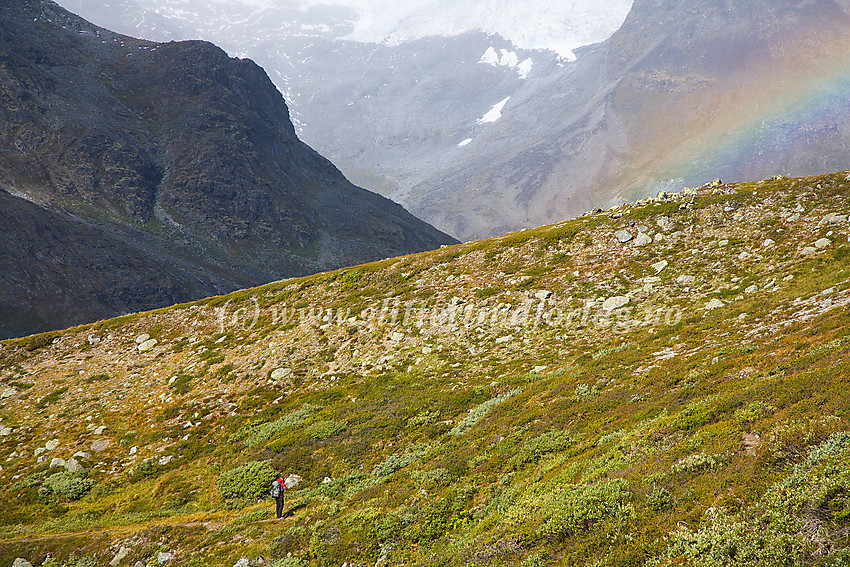 På vei oppover sidedal til Visdalen mot Hellstugubrean. I bakgrunnen ses Tverrådalen og en flik av Svellnosbrean.