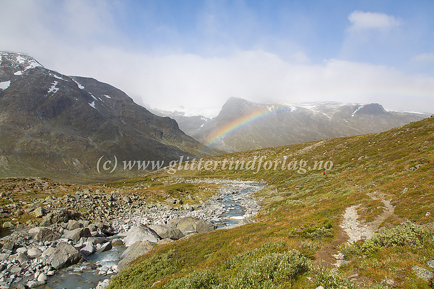 På vei opp sidedal til Visdalen, på tydelig men umerket sti langs Hellstuguåe. I bakgrunnen Visdalen, en flik av Stygghøe og den såkalte "1914-toppen" oppe ved Svellnosbrean.