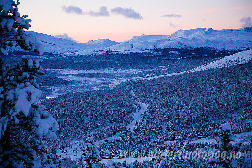 Desembermorgen over Sjodalen. Bildet er tatt i skråningene ovenfor Hindsæter oppunder Hindsæterkampen sørover mot Besstrondfjellet og Russdalen.