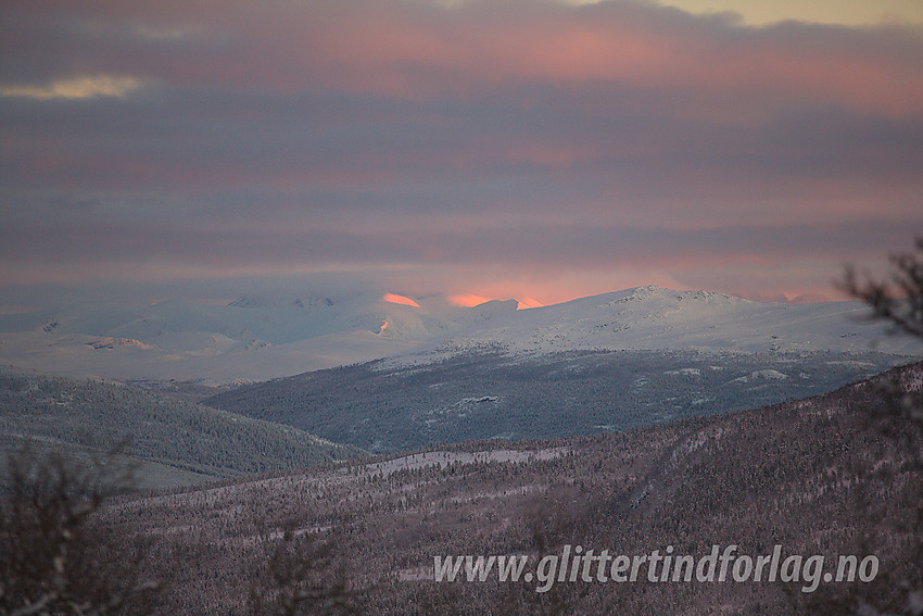 Utsikt nordøstover fra Hindsæterkampen, nedover Sjodalen og videre mot Heidal og helt til Rondane som delvis forsvinner opp i tåkeskyene.