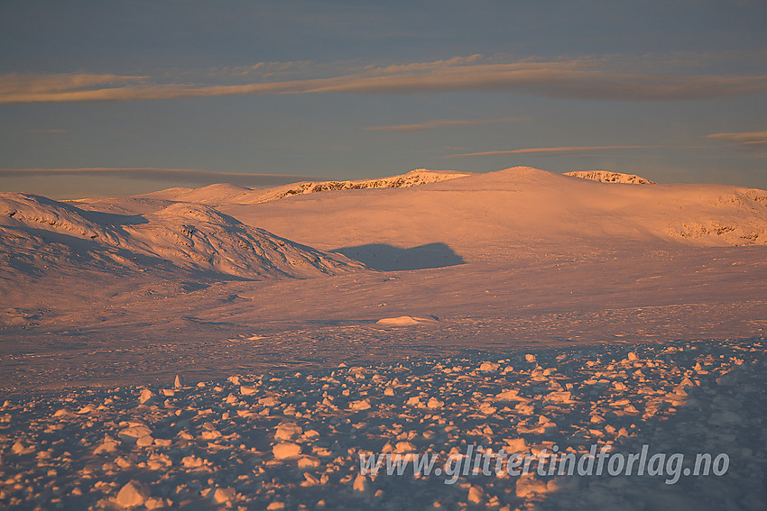 Vintermorgen på Valdresflye. Bildet er tatt like ved riksvei 51 og i forgrunnen ses Øystre Fagerdalshøe. I bakgrunnen drar man kjensel på bl.a. Rasletinden (2105 moh).