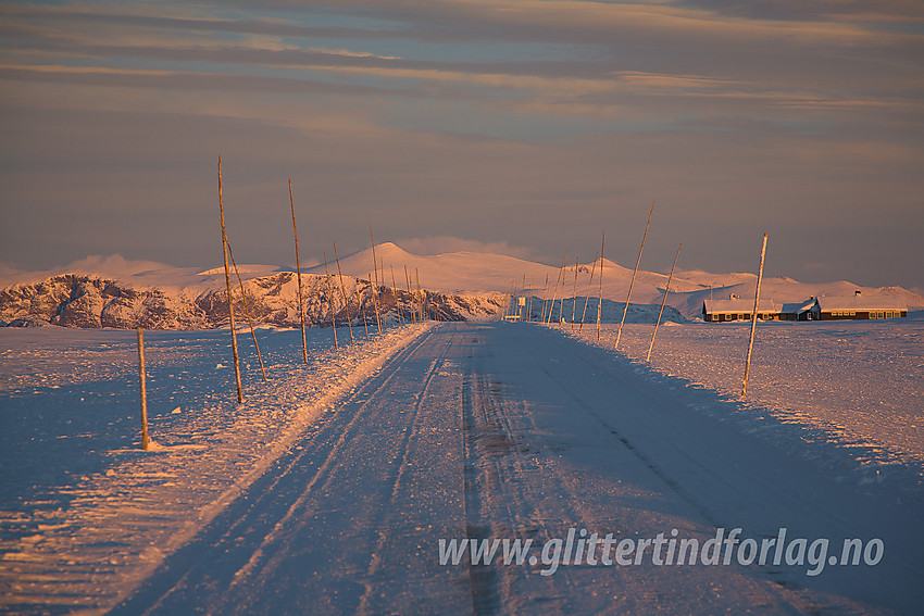 På Valdresflye med utsikt nordover i retning Nautgardstinden (2258 moh) en flott desembermorgen. Til høyre ses det tidligere vandrerhjemmet som tilbyr overnatting og kafeteriaservering.