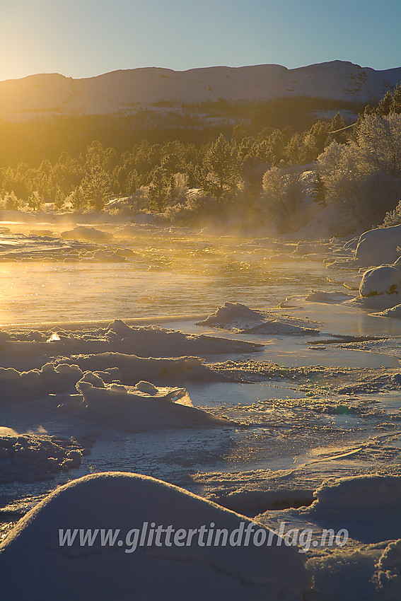 En bitende kald desemberdag i ved Sjoa, nær Russlie. I bakgrunnen Besstrondfjellet.