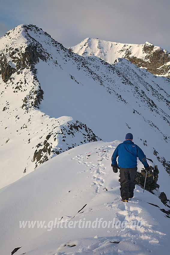 På vei fra Ymelstinden mot Storjuvtinden (2344 moh). Galdhøpiggen (2469 moh) ses i bakgrunnen til høyre.