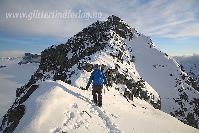 Ymelstinden (2304 moh) sett fra nordøst. Sporene i snøen antyder sånn ca. trasé for normalruta den siste biten opp.