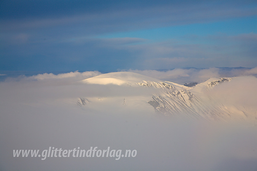 Stemningsfull maikveld på ryggen like nordøst for Ymelstinden, med utsikt i øst til sørøstlig retning mot Leirhøe (2330 moh).