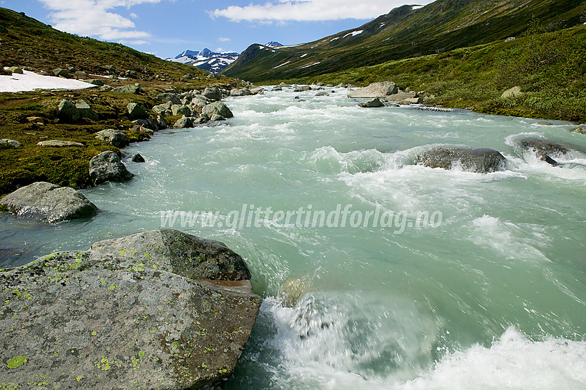 Ved stien langs sørsiden av Muru oppover Memurudalen. I bakgrunnen skimtes Semeltinden (2236 moh). 