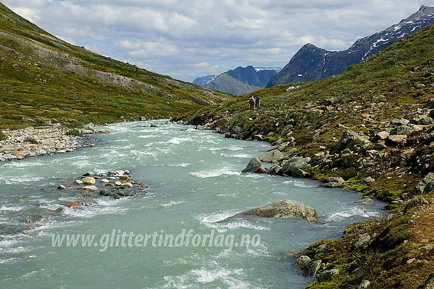 Fjellvandrere i vakre Mamurudalen med Memuruhåmaren og Knutshøe (midten) i bakgrunnen.