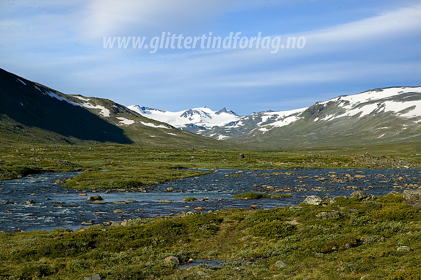 Sommermorgen i Veodalen. Veotindane kneiser i bakgrunnen.