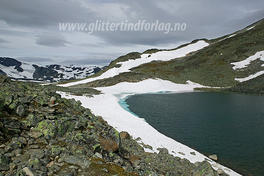 I Veslglupen på stien mellom Glitterheim og Spiterstulen. Flere små vann bryter opp steinmonotonien.