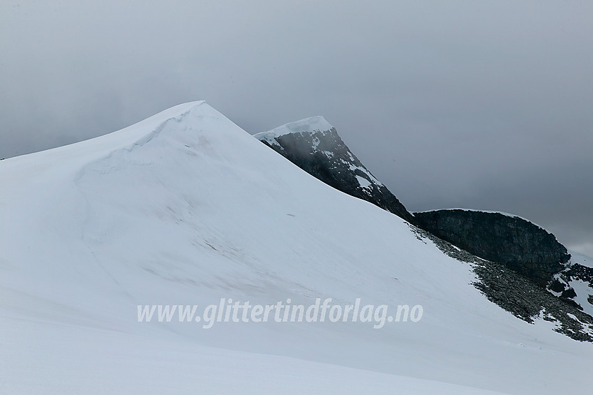 Glittertinden med fortoppen sett fra overgangen mellom Glitterbrean og Gråsubrean.