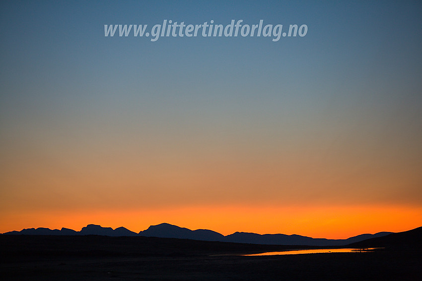 Soloppgang over Rondane sett fra veien mot Veodalen.