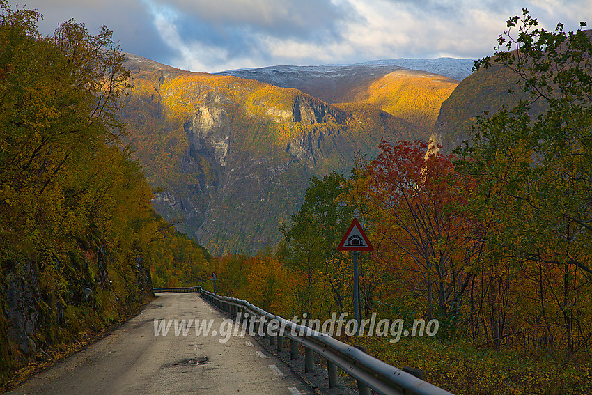 På rv 53 med utsikt vestover mot fjellene på andre siden av Årdalsvatnet, rett før serpentinene ned mot Øvre Årdal begynner.