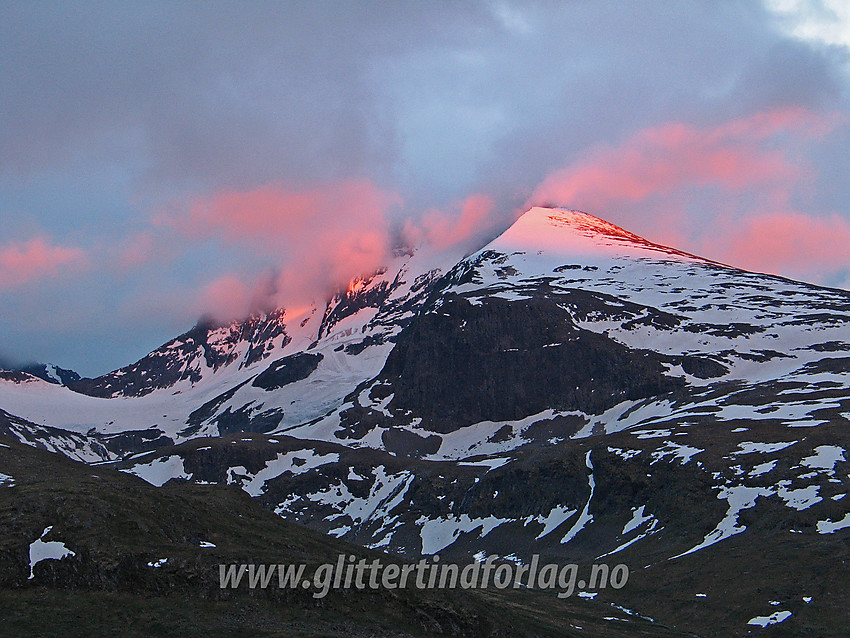 Solnedgang over Dyrhaugsryggen med toppene i skyene, sett fra Turtagrø.