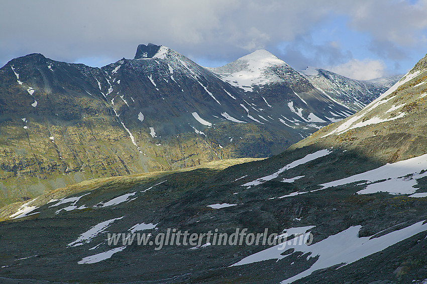 Under oppstigningen til Storbreahøe (2001 moh) med utsikt til Tverrbottindane med fra venstre til høyre: vest for Vestre (2110 moh), Vestre (V1, 2113 moh), Store (2161 moh) og den nørdre av de to Midtre (2151 moh).  