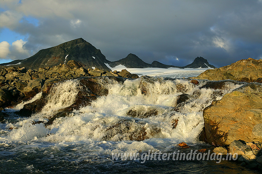 Like nedenfor Leirbrean med Store Smørstabbtinden (2208 moh), Kniven (2133 moh), Sauen (2077 moh) og Sokse (2189 moh) i bakgrunnen.