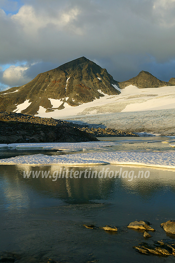 Lite brevann oppe ved kanten av Leirbrean. I bakgrunnen Store Smørstabbtinden (2208 moh) og Kniven (2133 moh).