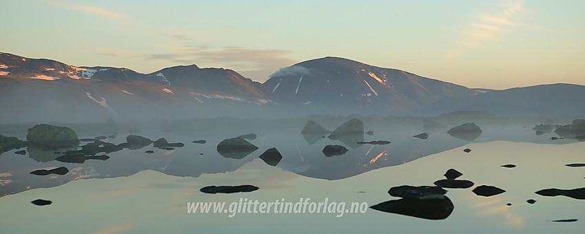 En tidlig sommermorgen på Valdresflye. Besshøe (2258 moh.) speiler seg i Fisketjedne gjennom morgendisen.